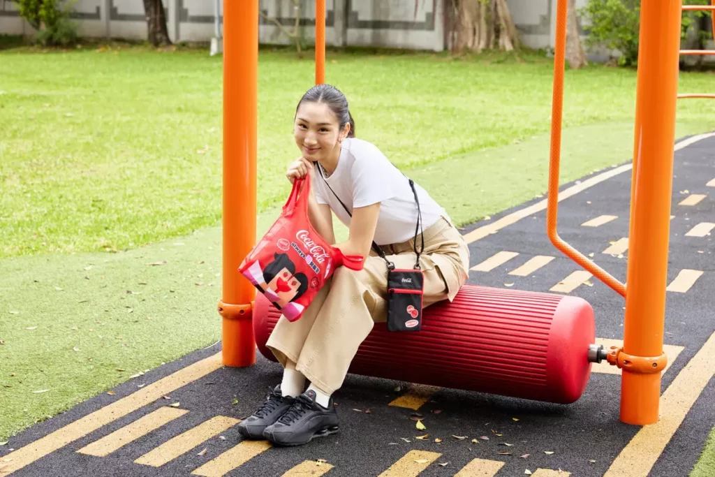 「Coca-Cola ™同諧一起玩 旅行包組」,讓你在旅途中輕鬆收納各種物品,保持行李整潔有序。