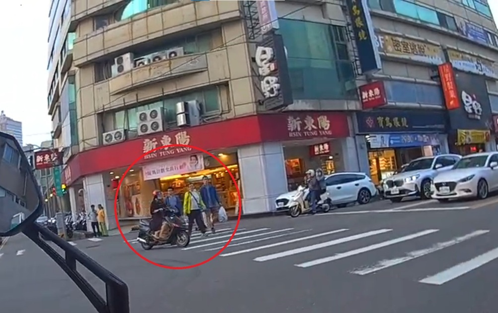 ▲圖說：無照陳婦騎機車在轉綠燈前搶快左轉，還未禮讓斑馬線行人，遭員警當場開罰             （圖／台中市政府 提供）