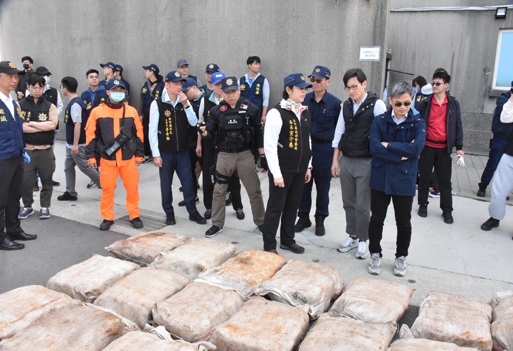茶葉袋偽裝藏1.6公噸毒品 警聯手海巡署東沙島外海逮運毒漁船 244 248250610a04