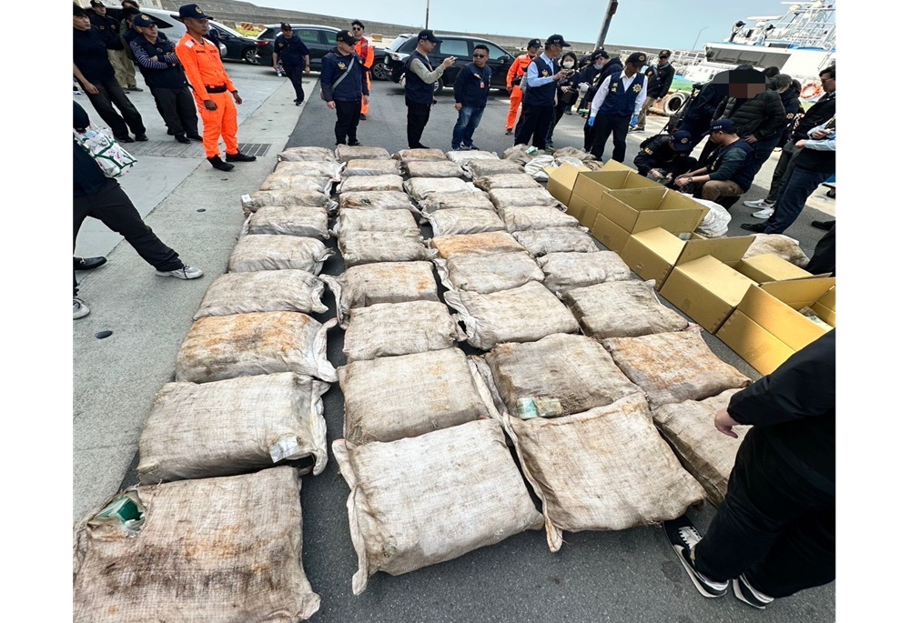 茶葉袋偽裝藏1.6公噸毒品 警聯手海巡署東沙島外海逮運毒漁船 245 248250610a05