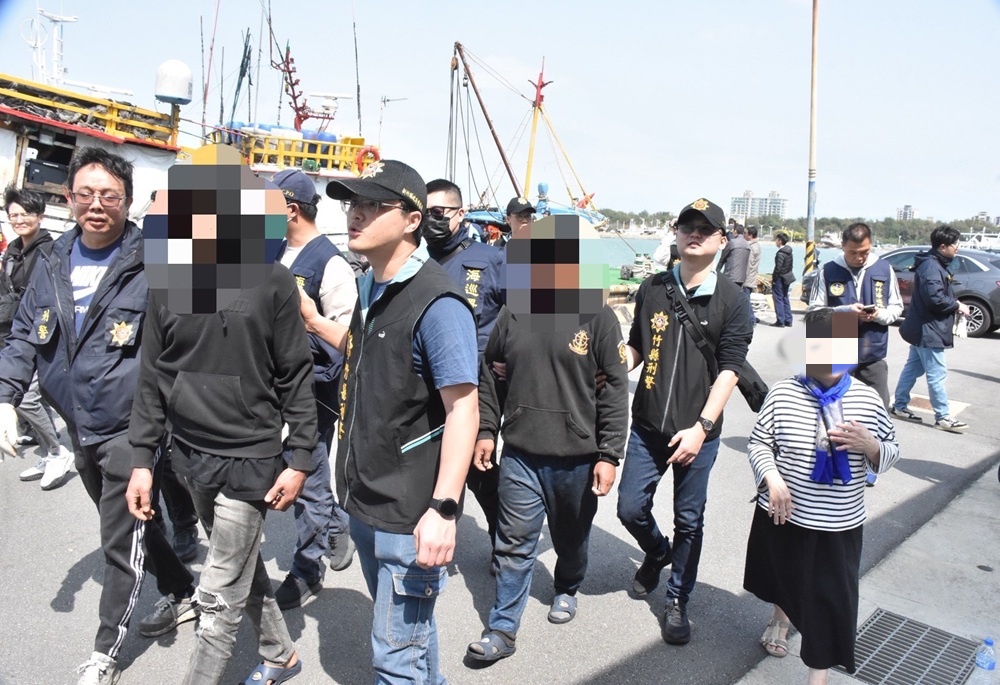 茶葉袋偽裝藏1.6公噸毒品 警聯手海巡署東沙島外海逮運毒漁船 246 248250610a06