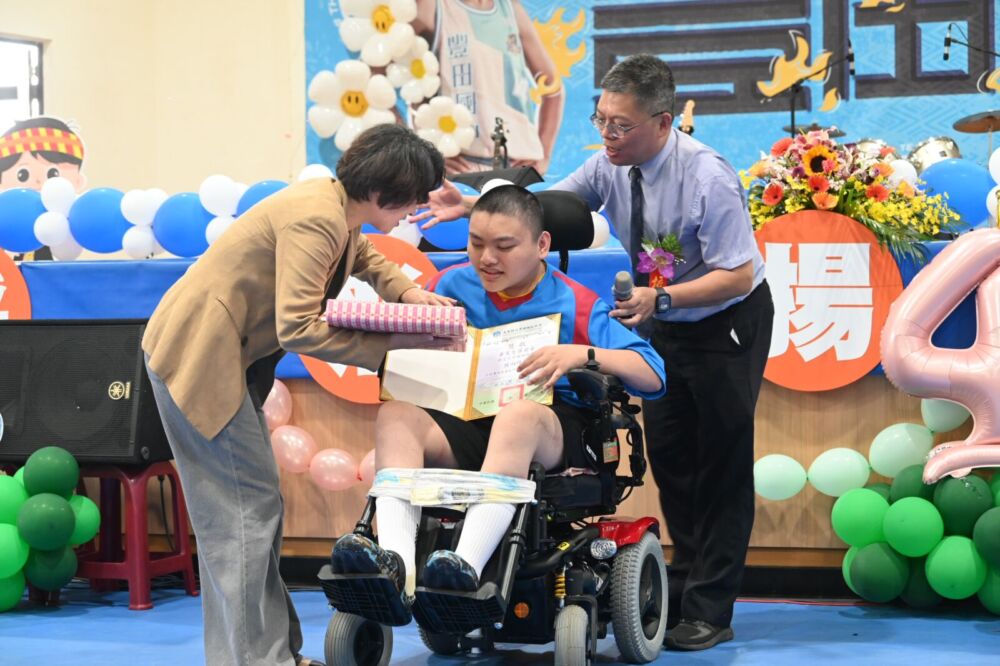 親頒邱奇希總統教育獎紅榜 饒慶鈴讚:看到台東孩子的韌性與勇氣 240 親頒邱奇希總統教育獎紅榜 饒慶鈴讚:看到台東孩子的韌性與勇氣 239