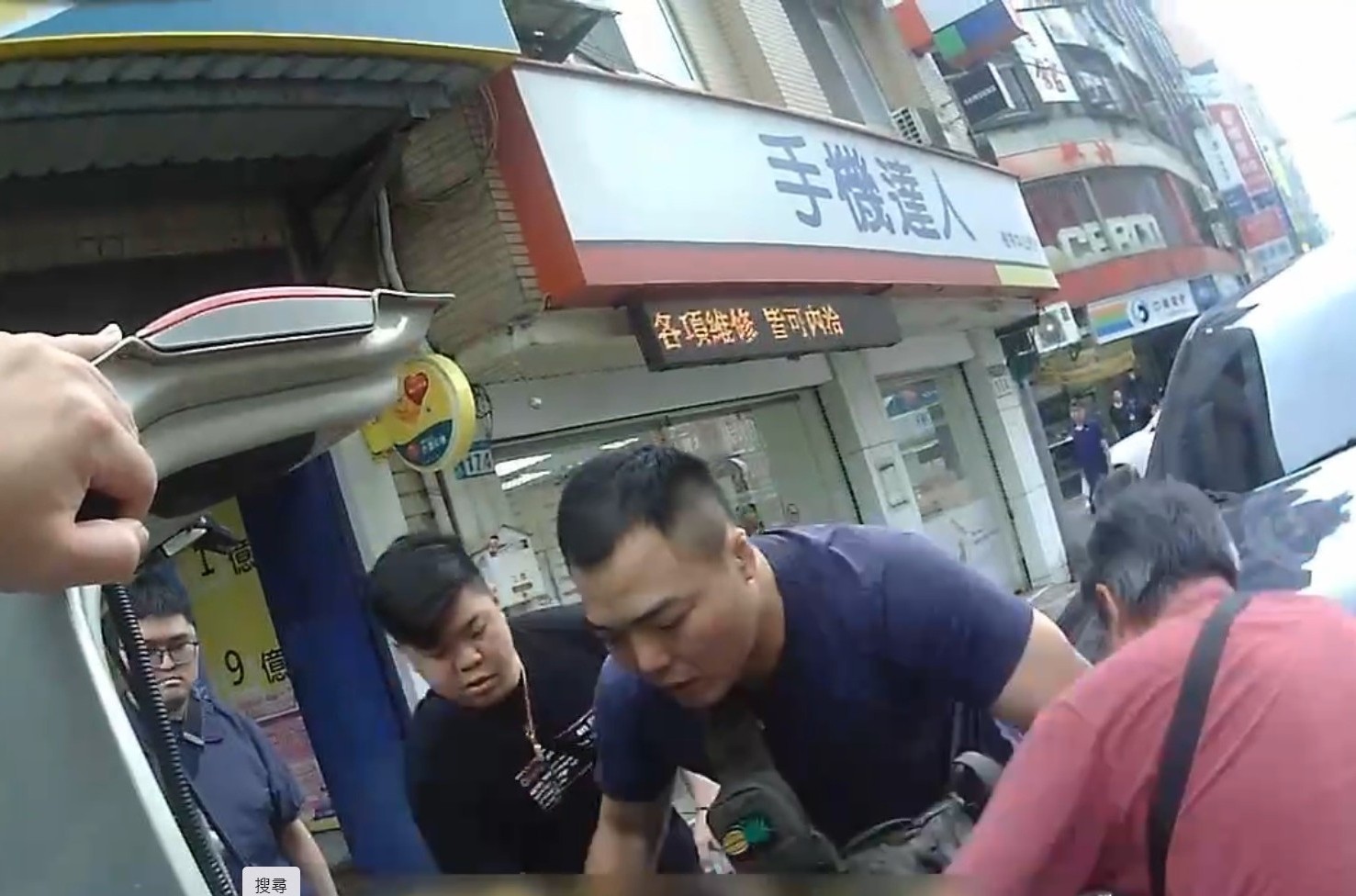 少年詐欺車手躲後車廂 找出潛在被害人逮2嫌 208 cnews204250610a07