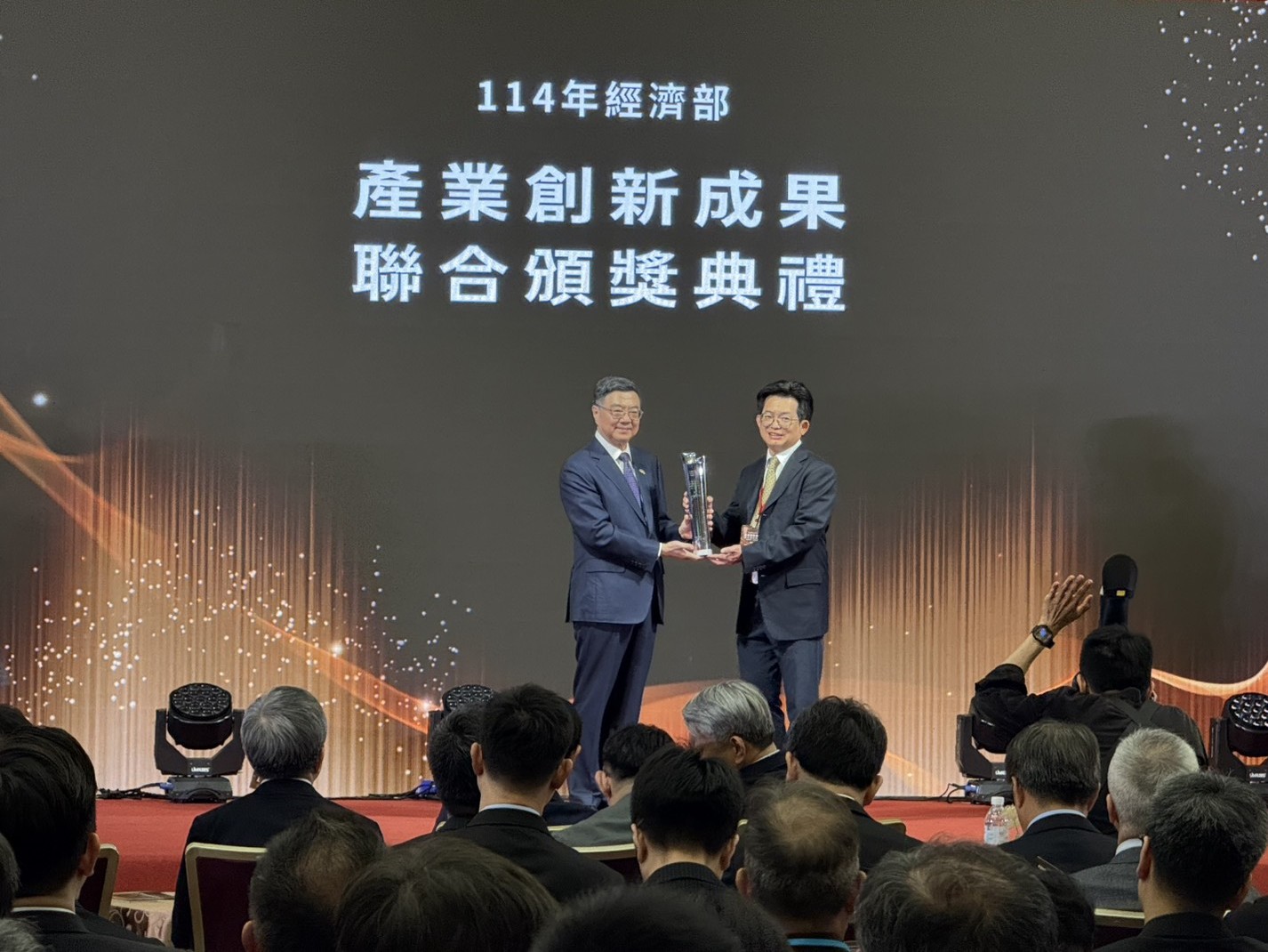 國家產業創新獎頒獎典禮登場 中原大學講座教授張雍貢獻獲肯定 01 中原大學講座教授張雍右獲頒「經濟部國家產業創新獎」個人類「產學貢獻獎」,由行