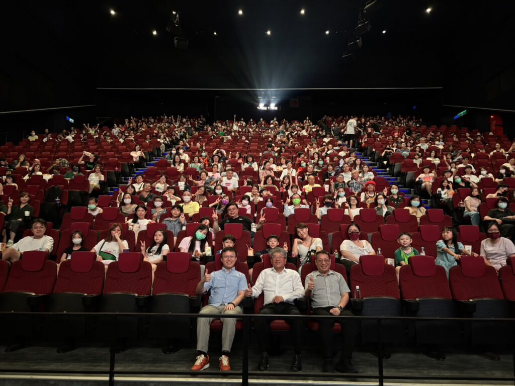 遠雄文教公益基金會響應慈善首映會,邀請120名萬華孩童前往觀影。(圖/遠雄文教公益基金會 提供)