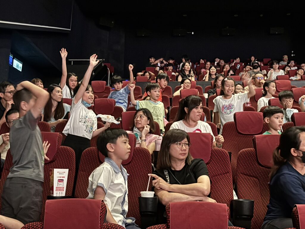 首映會前,與會兒童踴躍參與有獎徵答。(圖/遠雄文教公益基金會 提供)