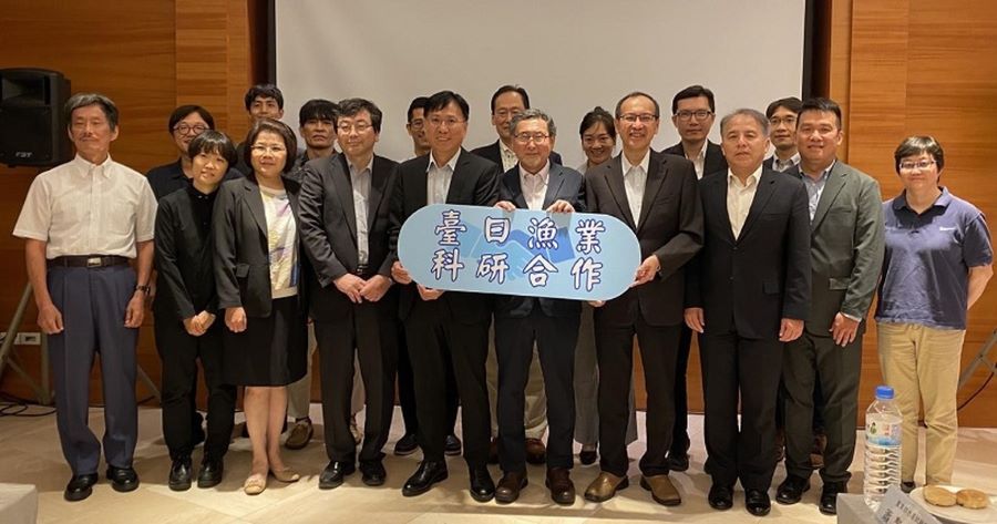 ▲114年6月9日漁業署王茂城署長(前左5)偕同水產試驗所張錦宜所長等人出席第13屆臺日漁業科研合作諮商會議,與日方水產研究教育機構中山一郎理事長等科研人員進行交流。