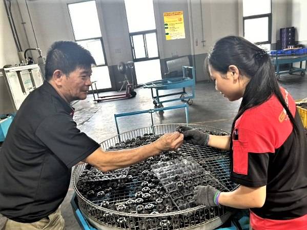 ▲透過中彰投分署補助重回職場分享專業技術及經驗。