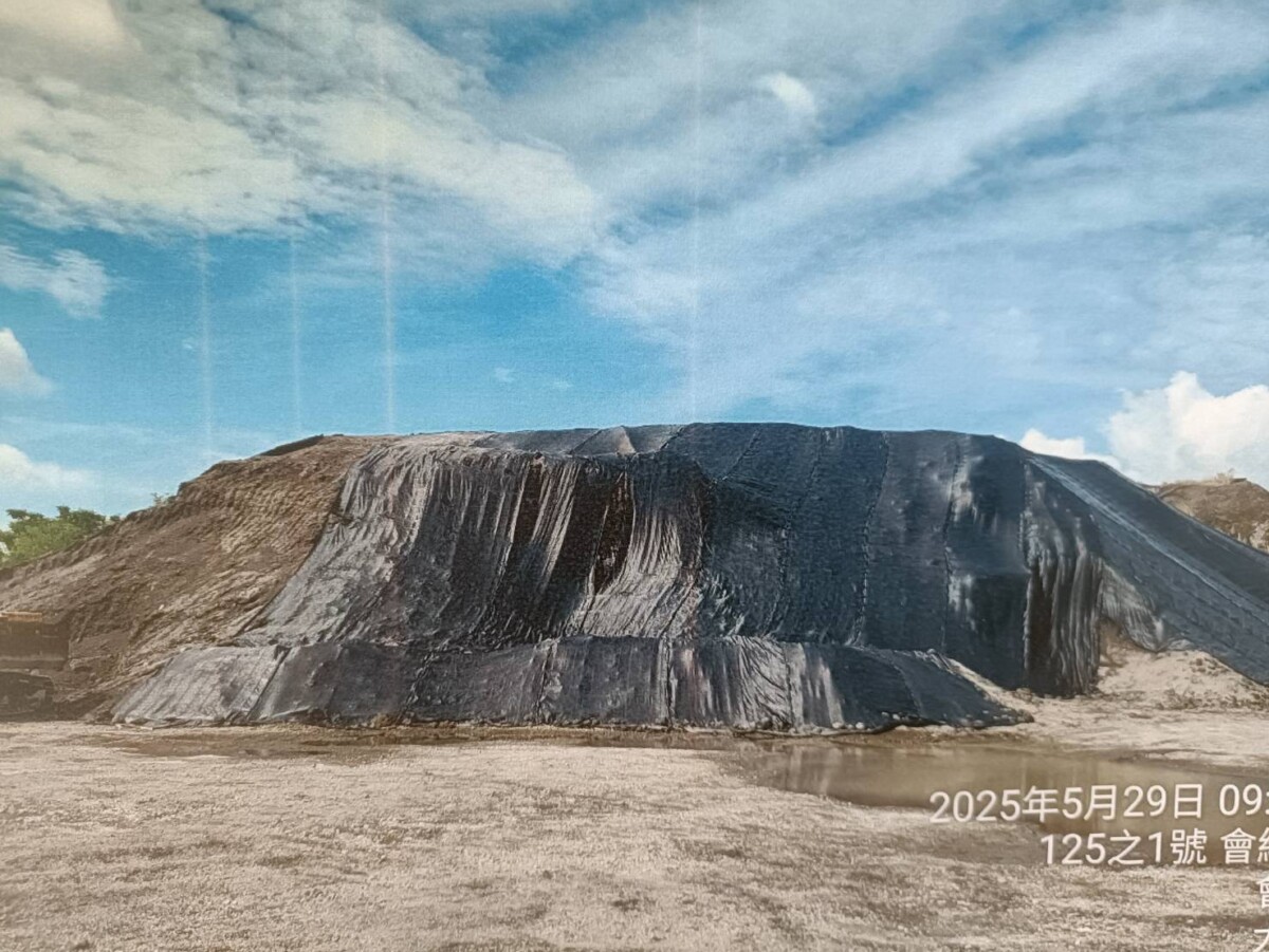 ▲大寮區會結里一帶土地上堆積爐渣情形明顯,民眾憂心影響環境與安全。