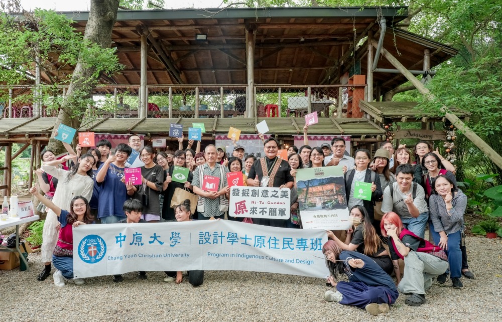 2025南島文化設計產業國際論壇即將登場 以文化設計連結南島外交 打造台灣南島文化創新樞紐 3 ▲中原大學設計原專班師生走出教室進行共學行動與文化設計實作,與部落耆老與社區夥伴合影。(圖/中原大學原專班提供)