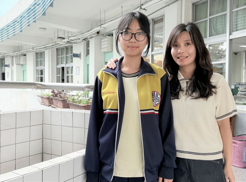 新北百萬助學金點亮328名新住民子女夢想 6 《圖說》藍鈺婷同學〈左〉與導師邱睦容〈右〉合照。〈教育局提供〉