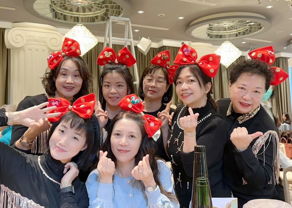▲張美鈴與康成志業電銷同仁歡聚，幸福不只在旅途中，也在每天的工作裡。(圖/康成志業提供)