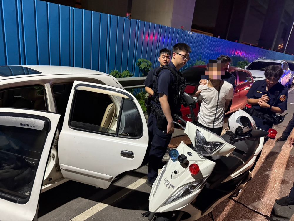 債務糾紛當街擄人 中和警40分鐘火速破案逮3嫌 7 《圖說》中和警於受理報案40分鐘後在新北市五股區查獲涉案自小客及嫌疑人。〈中和分局提供〉