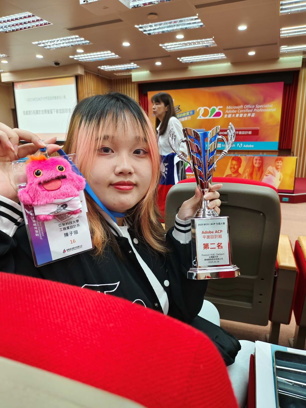 勇奪2025 ACP全國亞軍 亞東科大學子出征美國世界總決賽 8 《圖說》陳子翎勇奪ACP全國賽亞軍,手持獎盃喜迎榮耀時刻。〈亞東科大提供〉