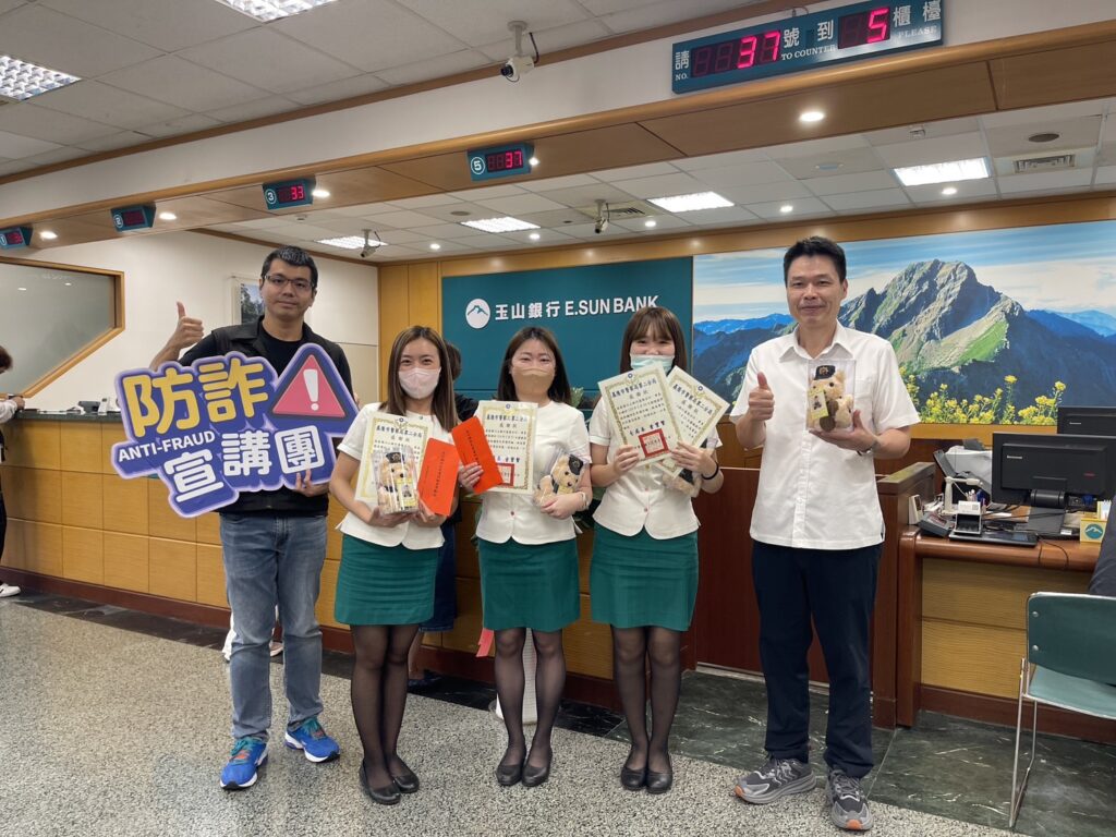 基二警與轄內銀行 超商合力阻詐成效卓著 一同守護民眾荷包 9 1749542316591