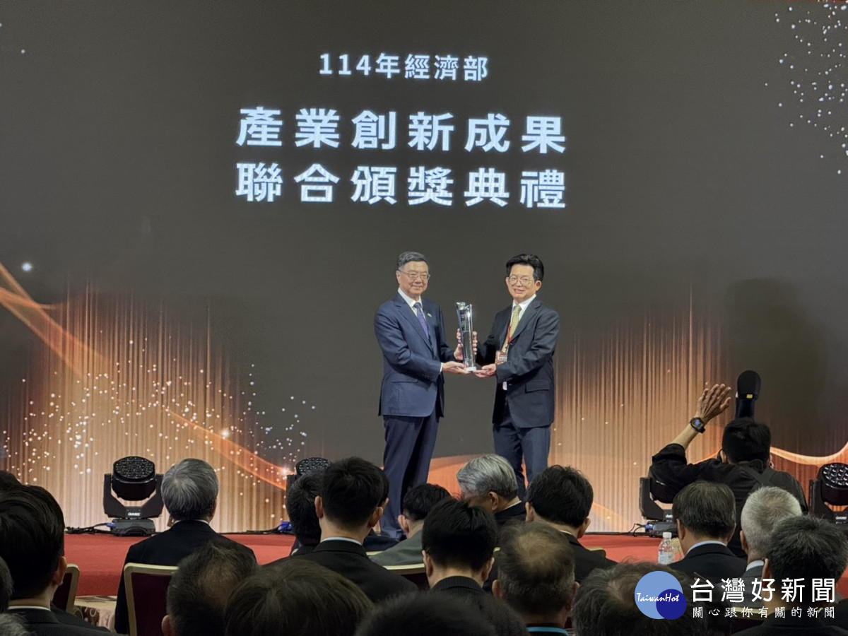 中原大學講座教授張雍(右)獲頒「經濟部國家產業創新獎」個人類「產學貢獻獎」，由行政院長卓榮泰(左)親自頒獎表揚。