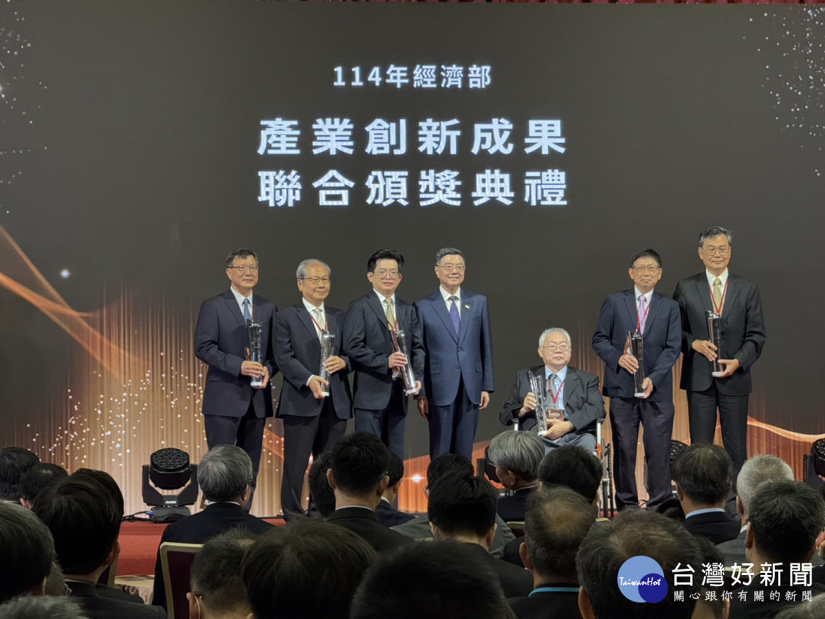 經濟部「國家產業創新獎」頒獎典禮,中原大學講座教授張雍(左3)實現生醫材化前瞻應用,獲頒「產學貢獻獎」