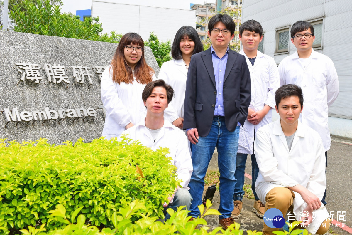 張雍教授(中)不僅帶領中原大學薄膜研發躋身全球一流學科,更積極培育未來科技人才。