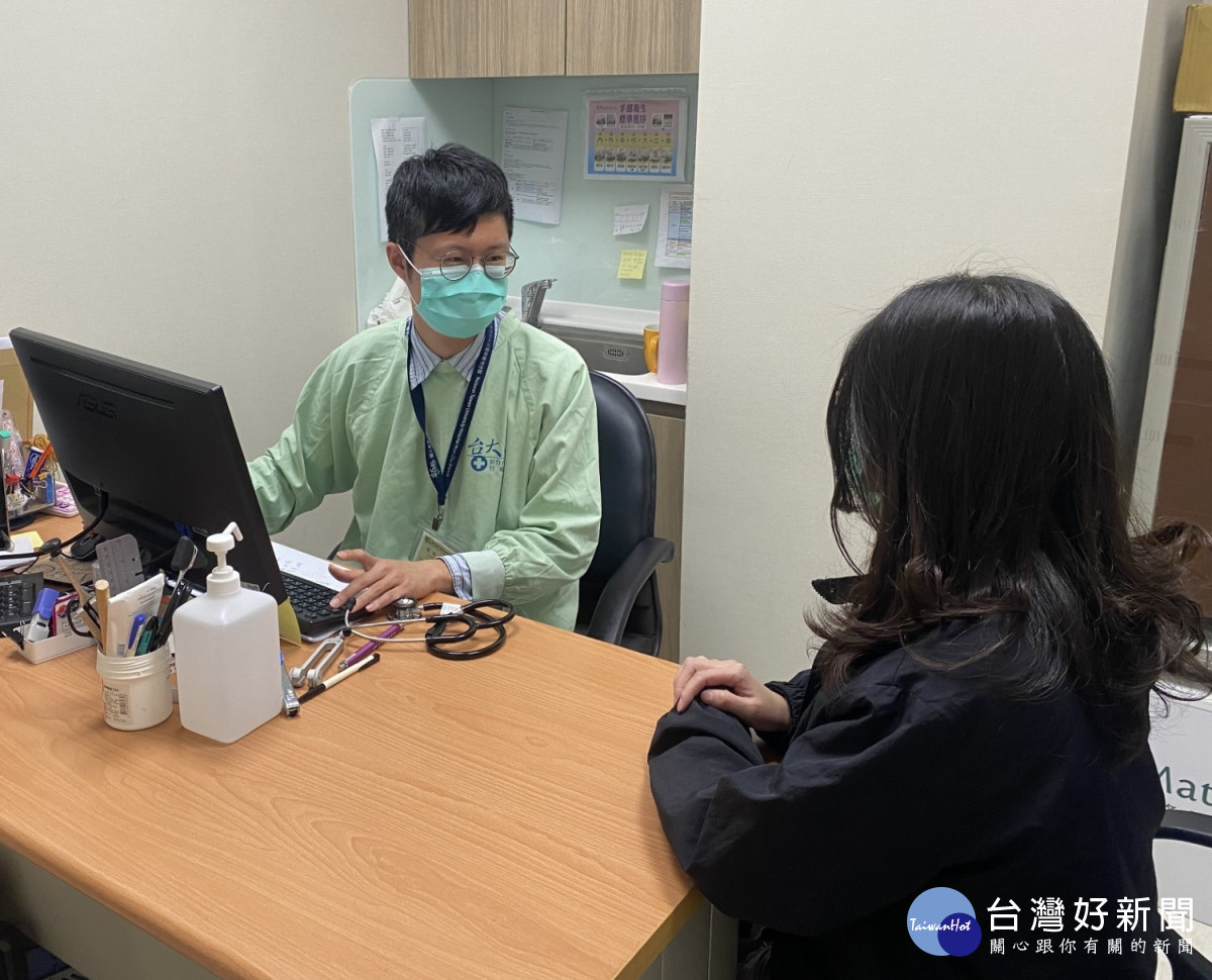新竹臺大分院家庭醫學部蘇柏維醫師與病人說明定期健康檢查的重要性。