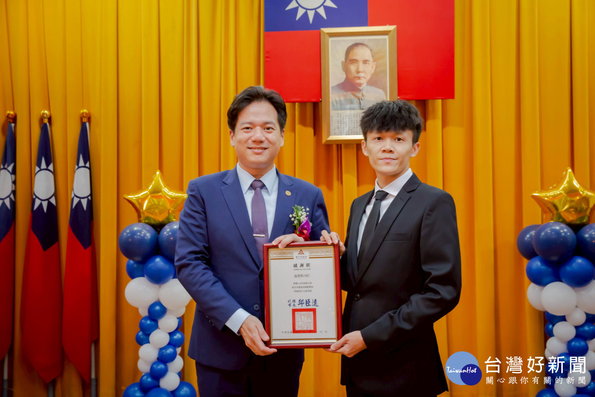 邱臣遠代理市長表揚模範警察溫智鈞。