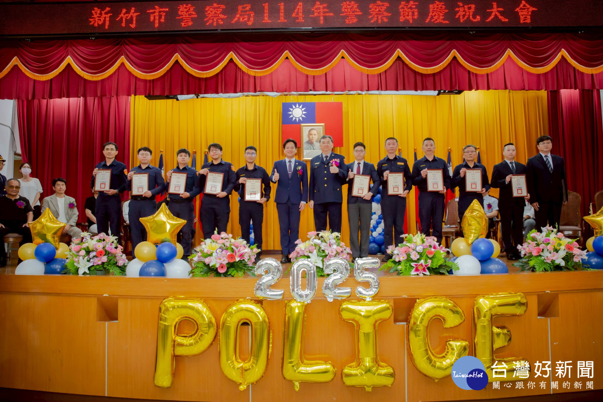 邱臣遠代理市長表揚模範績優員警,向守護城市的英雄致敬。