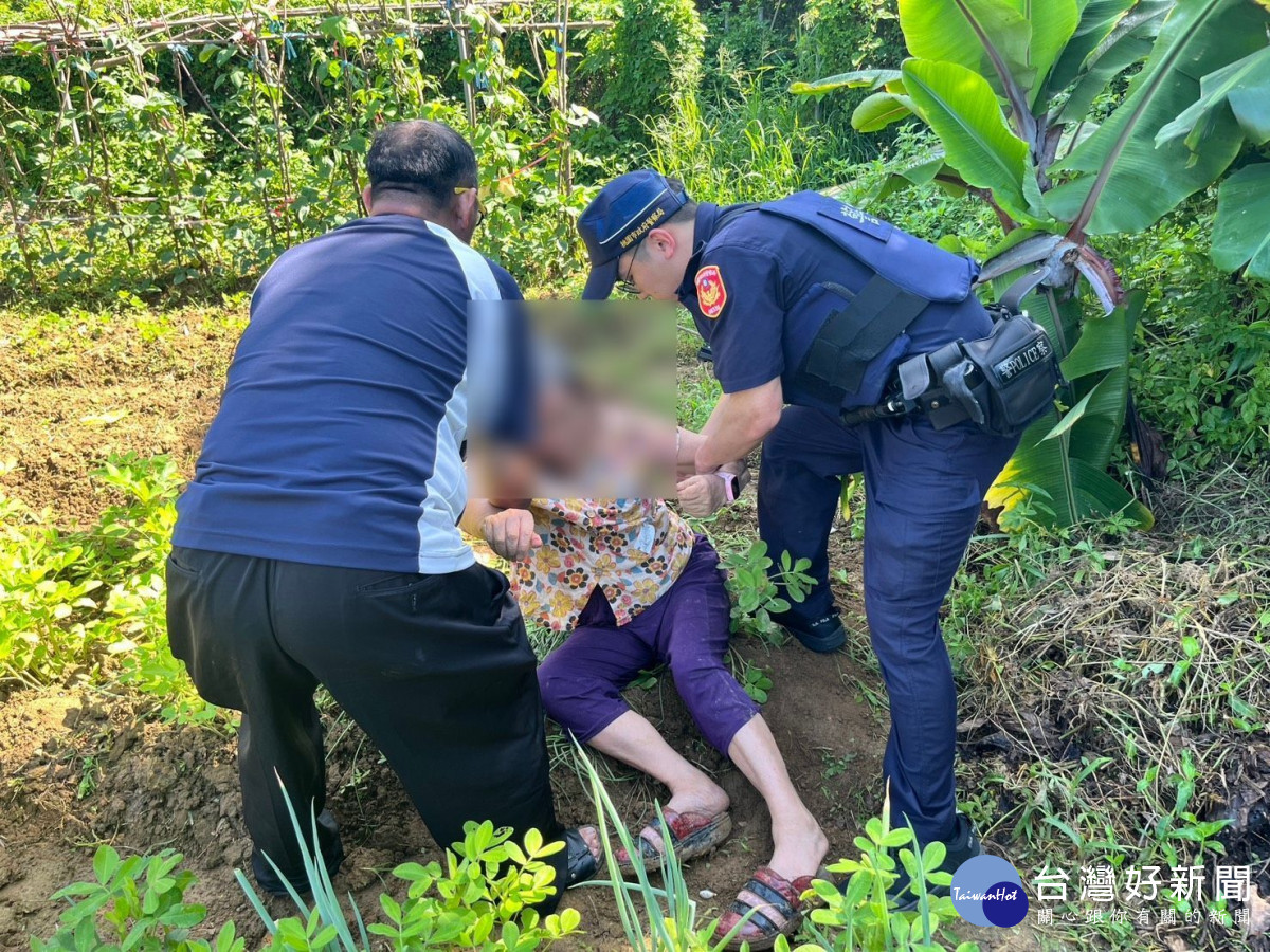 失智老婦清晨倒臥田埂旁,平鎮警及時救援助返家。