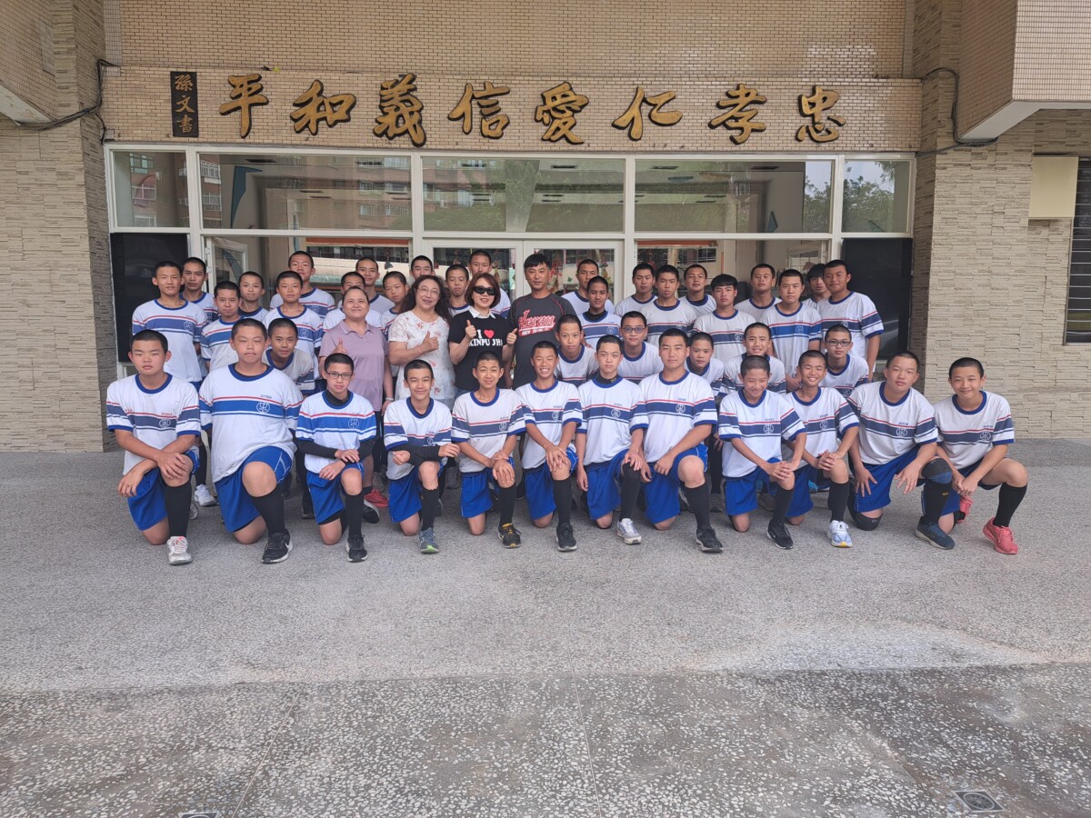 新北市新埔國中棒球隊在校長郭月秀和師生們與總教練何凱翔合影。(記者郭晉嘉)拍攝。