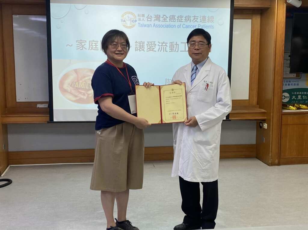 ▲王瑞欽副院長(右)代表院方致贈感謝狀予全癌連齊秀惠秘書長,表達全癌連對癌友及照顧者長期付出的關懷與敬意。(大里仁愛醫院提供)