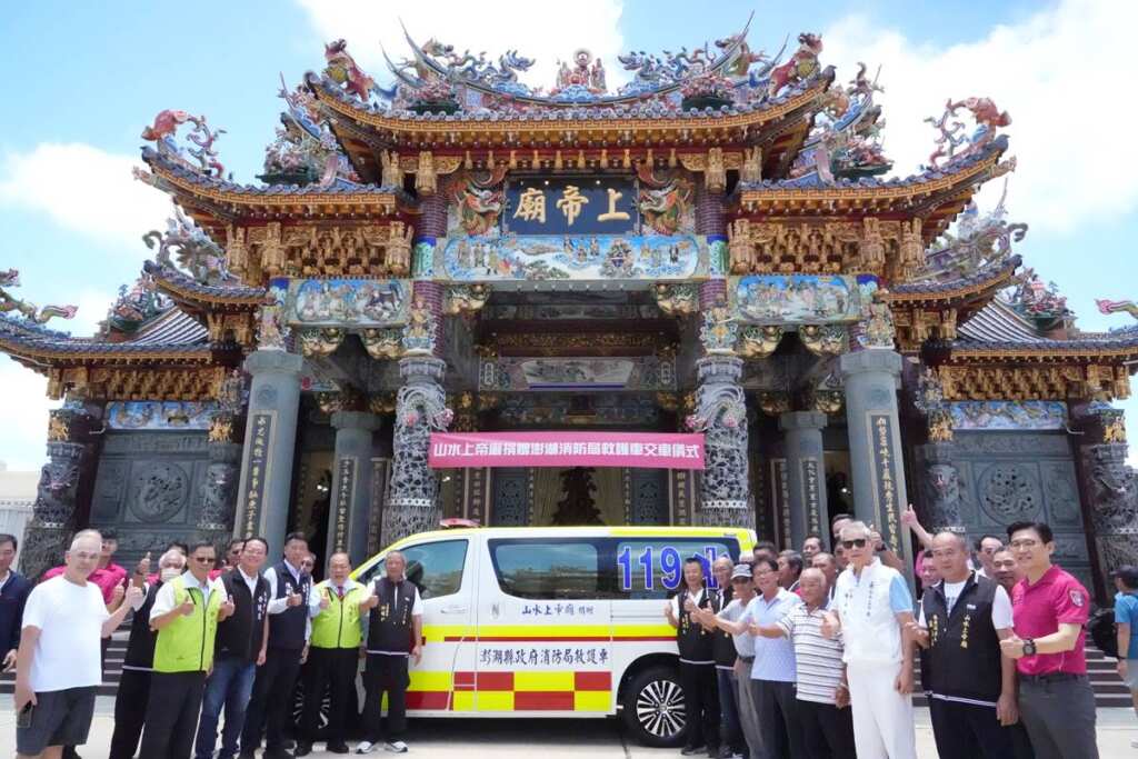 ▲為提升澎湖縣緊急醫療救護能量,山水上帝廟發揮公益精神,捐贈澎湖縣政府一輛價值358萬TOYOTA GRANVIA救護車。(澎湖縣政府提供)