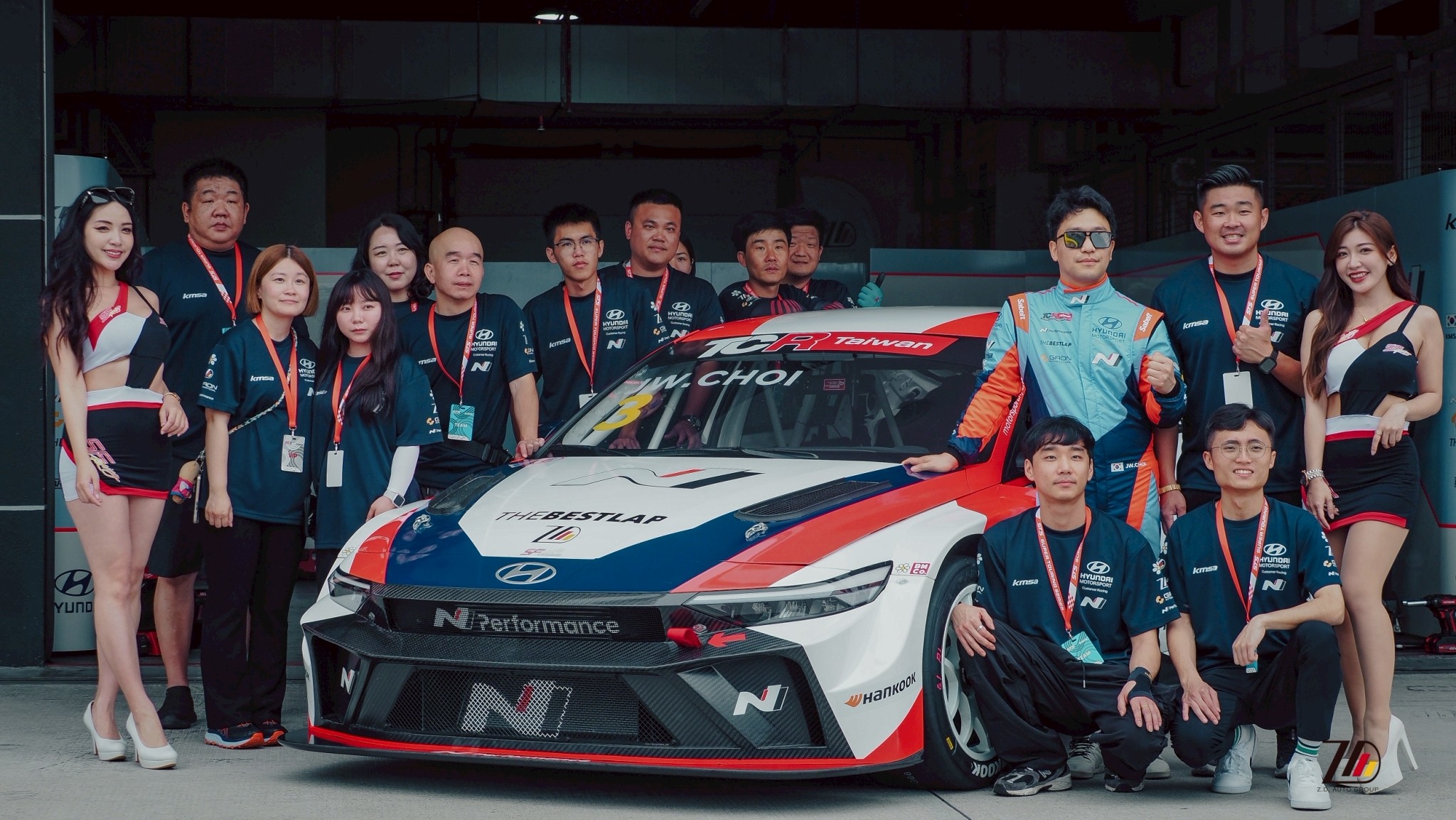 正德汽車團隊全力協助崔丁元(淺藍衣者)在台灣賽事,證明Avante N車型在亞洲賽道的優勢。圖/正德汽車提供