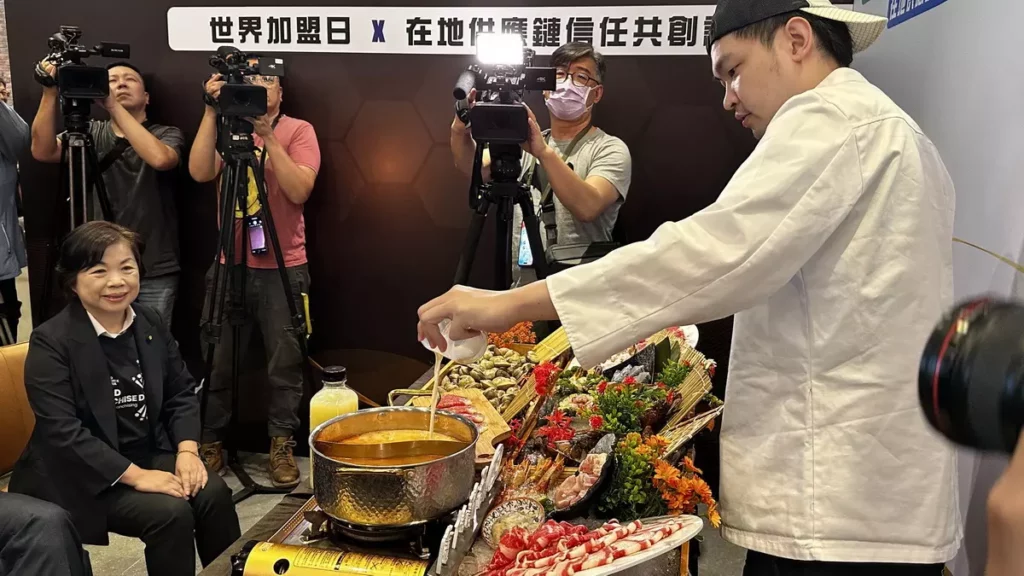 小木屋鬆餅鮮奶茶套餐擺盤、以及深紅火鍋龍蝦鮮乳Shot火鍋烹調