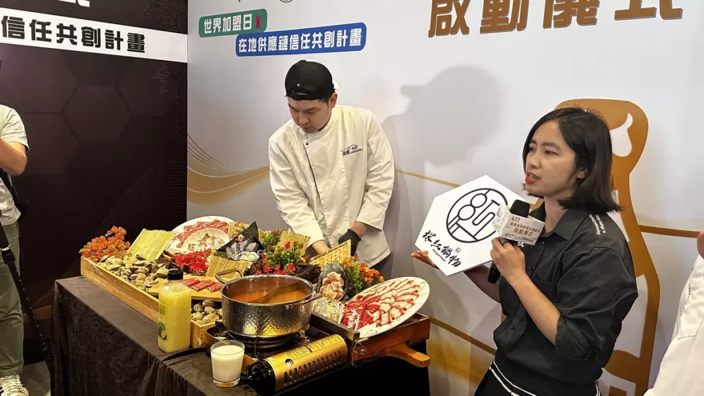 小木屋鬆餅鮮奶茶套餐擺盤、以及深紅火鍋龍蝦鮮乳Shot火鍋烹調