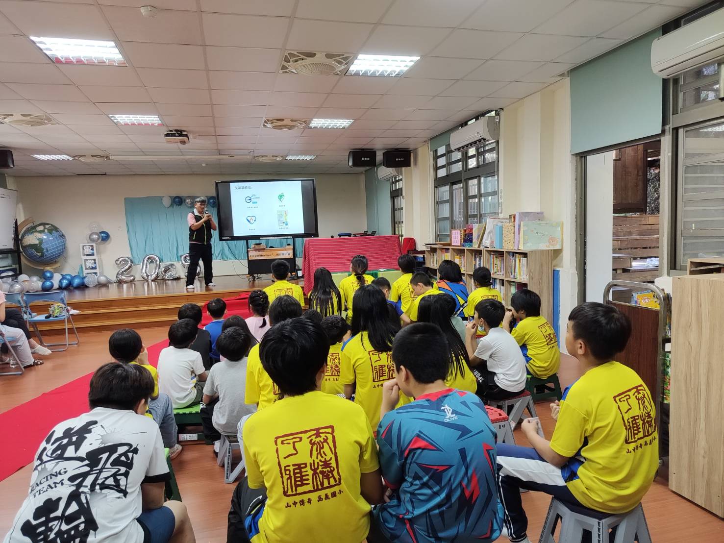 台電桃園區處送暖 贈復興區偏鄉學童免費畢業紀念冊 242040