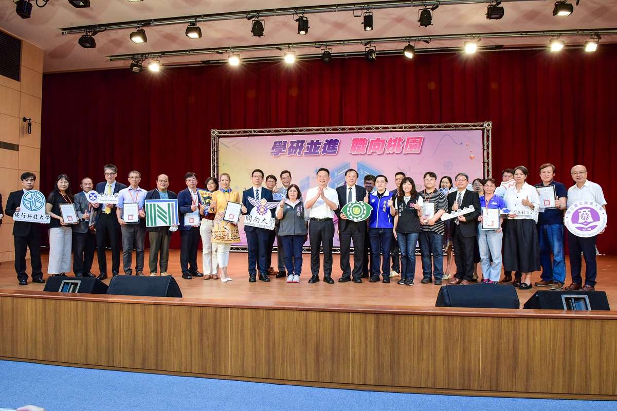 中原大學吳啟彬深耕半導體實務人才培育 獲桃市實習推薦教師表揚肯定 03 桃園市大專院校辦理實習教師表揚活動於中原大學舉辦,見證產學合作豐碩成果。