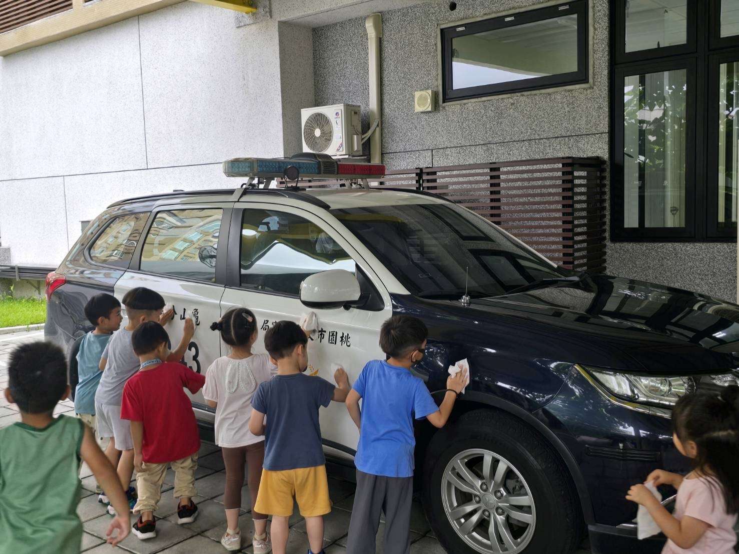 迎接警察節 龜山學童擦亮警車、獻舞感謝員警辛勞 S 81167870 0