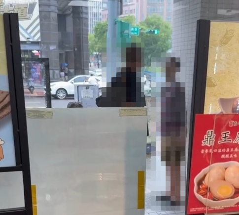 【有片】欠300塊!中壢2男街頭互毆 旁人勸架也遭殃 1748238245960