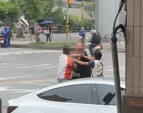 【有片】欠300塊!中壢2男街頭互毆 旁人勸架也遭殃 1748238296694