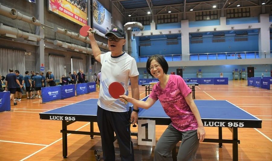 ▲高雄港務分公司王派峰總經理與關務署高雄關劉芳祝關務長一同開球,為桌球賽拉開序幕。
