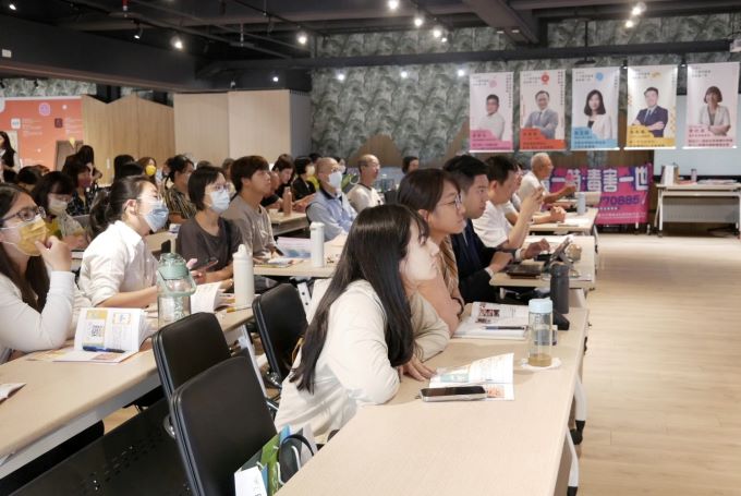 ▲桃竹苗分署銀髮人才資源中心辦理「銀髮人力運用論壇」講者陣容橫跨學術、媒體與企業領域,探討中高齡勞動力的潛能與企業實踐人才永續的策略。(活動示意圖)