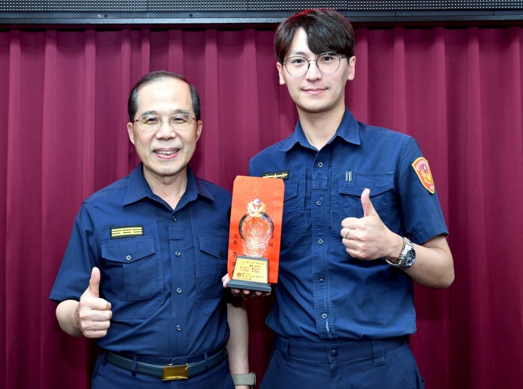 楊程翔及時搶救昏厥男           副局長盧廷彰表揚稱讚