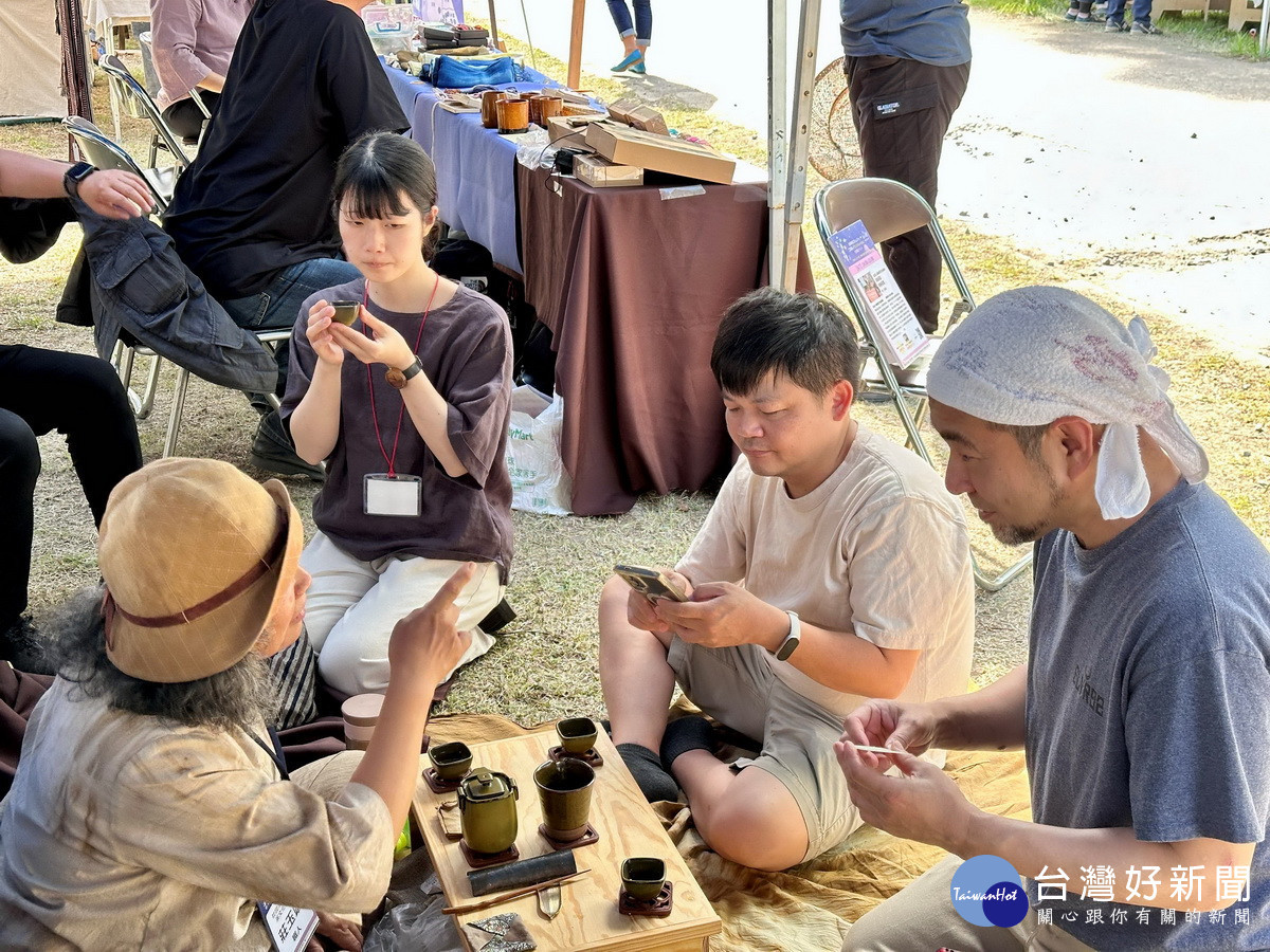 嘉義縣茶文化協進會莊玉端(左1),帶領民眾體驗臺灣茶席品茗。(工藝中心提供)