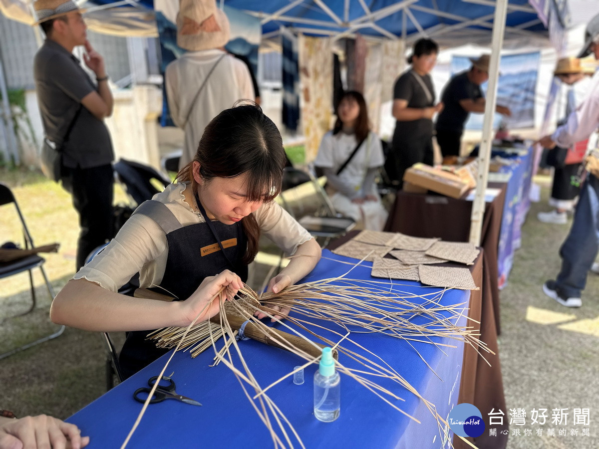 藺草學會王婷瑩帶民眾體驗藺草小帽編織。（工藝中心提供）<br /><br /> <br /><br /> <br /><br /> 