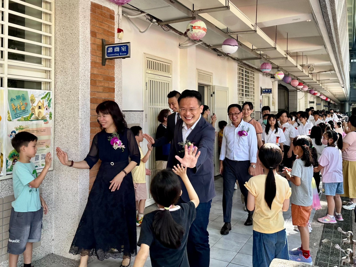 老校友蘇俊賓重返桃小畢業典禮 領小桃們最後一次校園巡禮