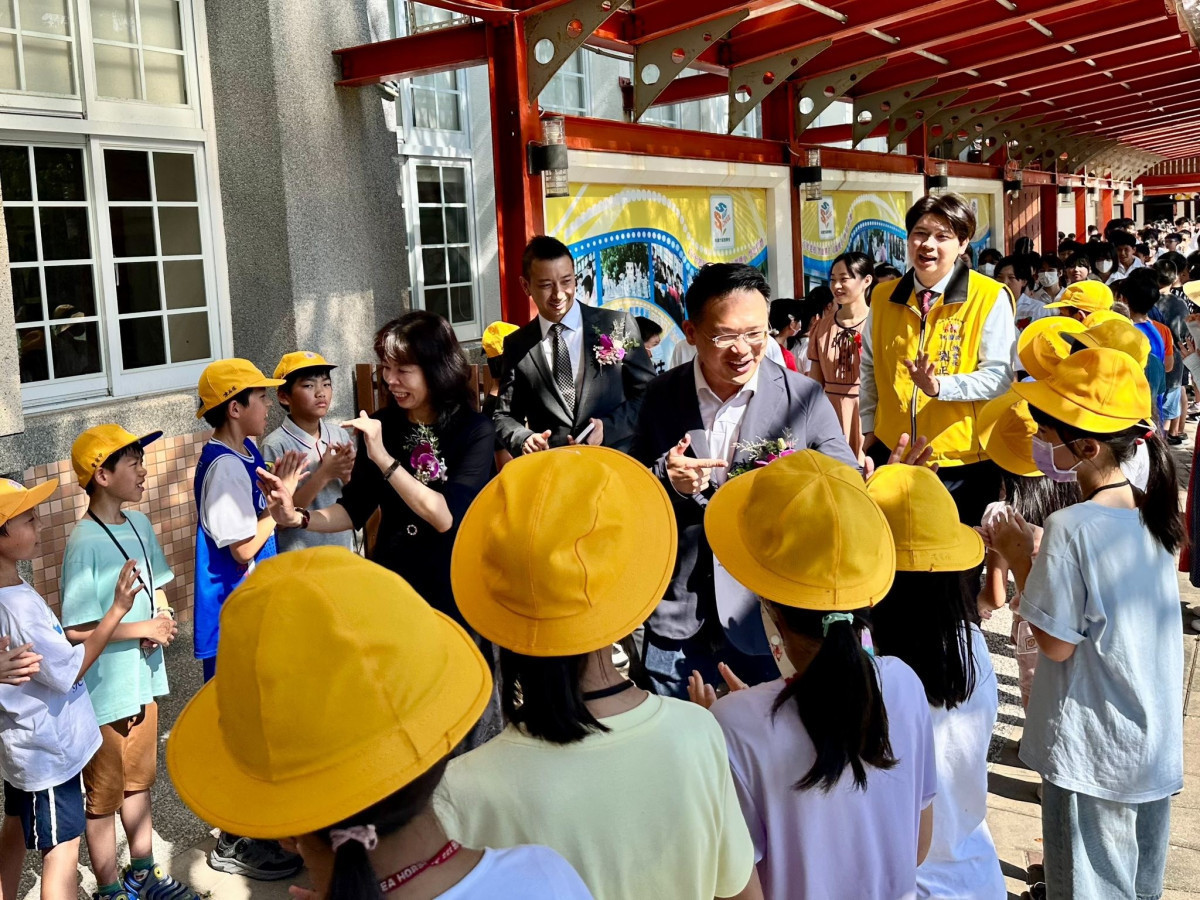 老校友蘇俊賓重返桃小畢業典禮 領小桃們最後一次校園巡禮