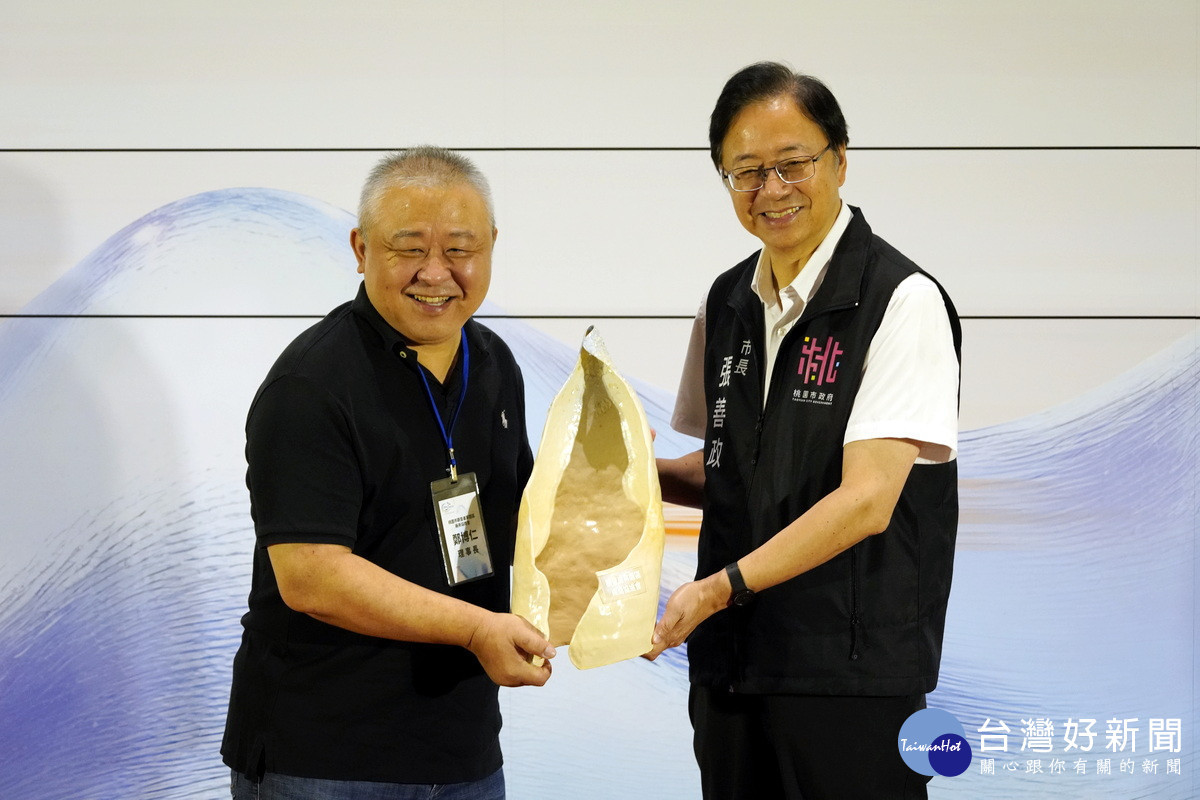 桃園市長張善政以海廢再生藝術品致贈認養企業。<br /><br />