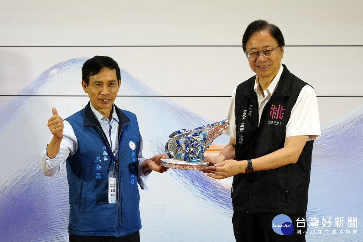 桃園市長張善政以海廢再生藝術品致贈認養企業。<br /><br />