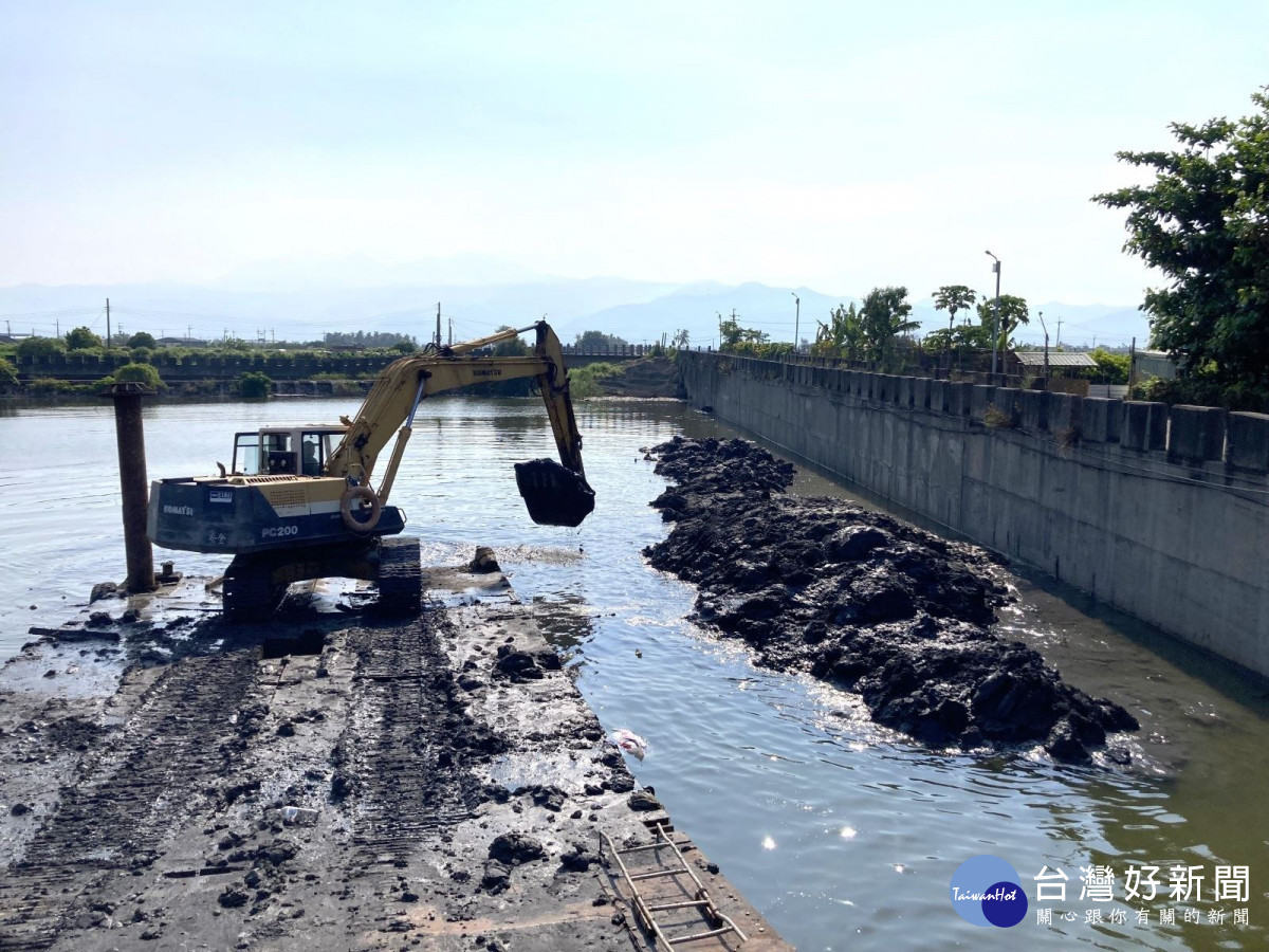 因應汛期來臨　屏東縣加強區排清理作業