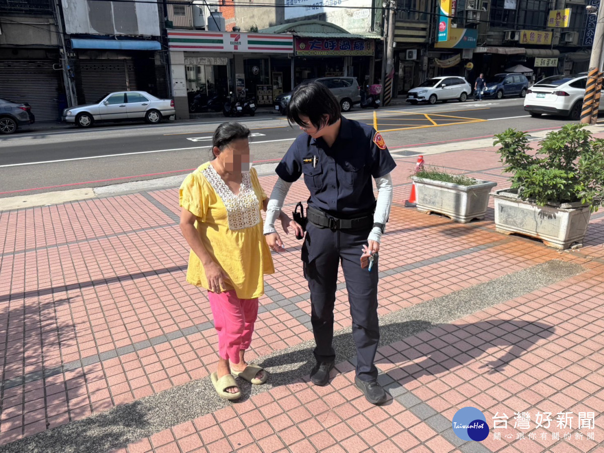視障女子獨自外出迷途，警方暖心協助平安返家。