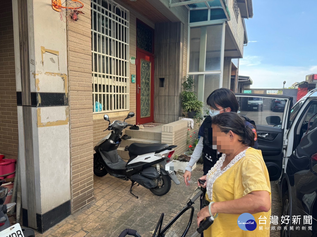 視障女子獨自外出迷途,警方暖心協助平安返家。