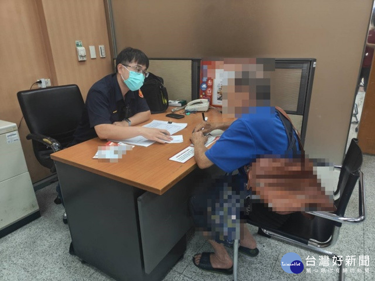警員阻詐。林重鎣